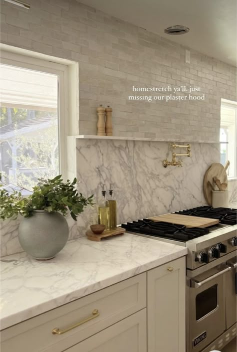 Luxury Counter Design, Beige And Marble Kitchen, Luxury Kitchen Items, Modern Tuscany Decor, California Modern Kitchen, Cream Kitchen Ideas, Kitchen Ledge, Kitchen Ledge Decor, Magnolia Kitchen