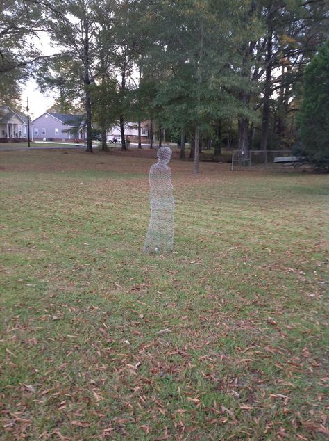 Ghosts Yard Decor, Cute Ghost Decoration Outdoor, Diy Ghosts Outdoor Tree, Chicken Wire Ghosts Diy, Dancing Ghosts In Yard Diy, Diy Chickenwire Ghost, Garden Ghost Chicken Wire, Yard Ghosts, Chicken Wire Ghost