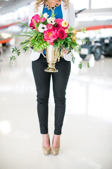 Gold Trophy Vase Trophy Flower Arrangement, Olympic Flower Arrangement, Bust Flower Vase, Gold Vases With Pink Flowers, Silver Trophy Cup Decor, Pink Peony Bouquet, Old Trophies, Pink Peonies Bouquet, Nice Flowers