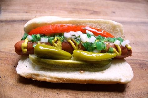 Chicago Style Hot Dog, Chicago Hot Dog, Hot Dog Toppings, Chicago Dog, Beef Hot Dogs, Hot Dog Stand, Hot Dog Recipes, Famous Recipe, Chicago Food