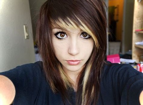 10+Beautiful+Emo+Hairstyles+For+Girls+-+Medium+Brown+Textured+Bob+Emo+Hair Medium Scene Hair, Scene Haircuts, Blonde Underneath, Highlights For Dark Brown Hair, Estilo Emo, Blonde Tips, Scene Girl, Peekaboo Hair, Punk Hair