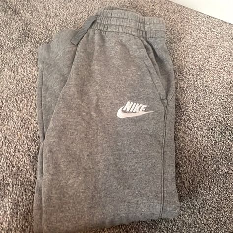 Nike Grey Sweatpants Nike Sweatpants Aesthetic, Grey Nike Sweatpants Outfits, Nike Sweats Outfit, Grey Nike Sweats, Black Sweatpants Outfit, Sweatpants Aesthetic, Nike Grey Sweatpants, Grey Nike Joggers, Nike Jogger