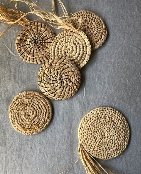 Basket Coiling, Corn Husk Crafts, Braid Tutorials, Raffia Basket, Basket Making, Corn Husk, Woven Baskets, Braid Tutorial, Natural Tones