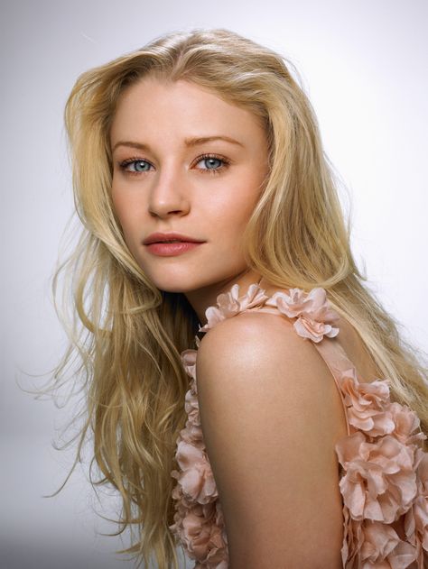 The Hills Have Eyes, Almond Shaped Eyes, Emilie De Ravin, Celebrity Look Alike, Classy And Fabulous, Spring Looks, Celebrity Look, Blonde Hair Color, Dark Hair