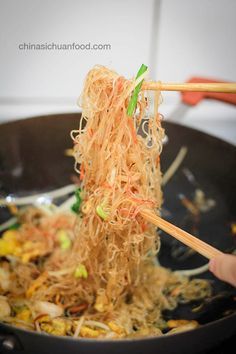 Mei Fun Recipe, Mai Fun, Chow Mei Fun, Mei Fun, Rice Noodle Recipes, Asian Noodle Recipes, Vietnamese Food, Chinese Dishes, Chinese Cooking