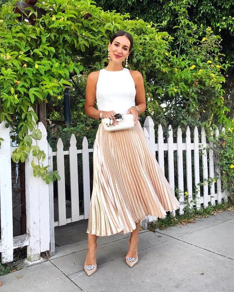 White Pleated Skirt Outfit Summer, Metallic Pleated Skirt Outfits, Pleated Long Skirt Outfit, White Pleated Skirt Outfit, Pleated Skirt Outfit Summer, White Skirt Outfit Summer, Pleated Skirt Outfits, Carrie Bradshaw Lied, White Skirt Outfits