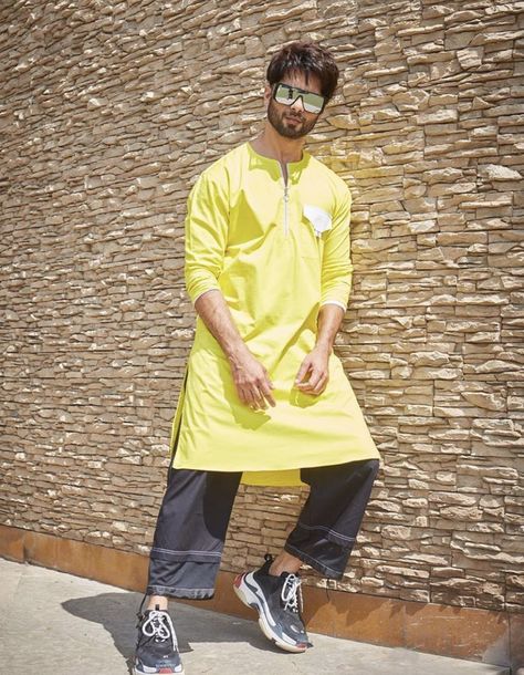 Kurta With Sneakers, Kurtas Men, India Fashion Men, Kabir Singh, Wedding Kurta For Men, Bhai Dooj, Vicky Kaushal, Festive Outfits, Indian Men Fashion