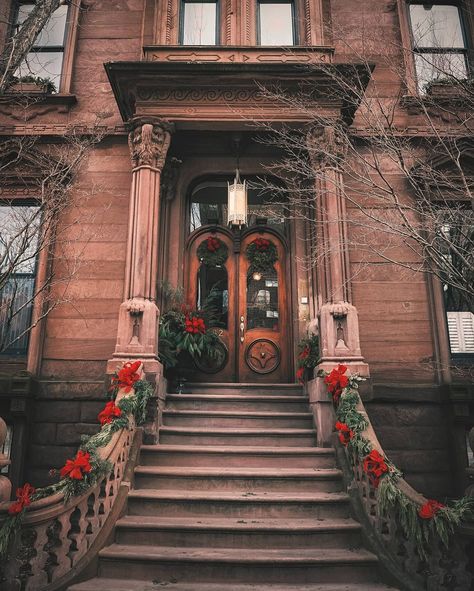 Brownstone Christmas Decor Outdoor, Washington Dc Brownstone, New York Brownstone Christmas, Brownstone Stoop Plants, Brownstone Christmas, Gingerbread Brownstone, Washington Christmas, Front Stoop, Boston History