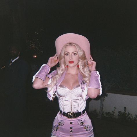 Pink Cowgirl Aesthetic, Cowgirl Costume Halloween, Traje Cowgirl, Cowgirl Halloween, Escape The Night, Cowgirl Outfit, Outfit Costume, Looks Country, Cowgirl Aesthetic