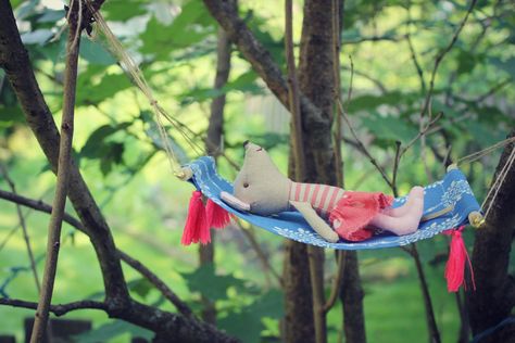 DIY dollhouse hammock Toy Horse Stable, Maileg Doll House, Maileg Mice, Maileg Dolls, Diy Rag Dolls, Sewing Christmas Gifts, Toy Hammock, Diy Hammock, Maileg Mouse