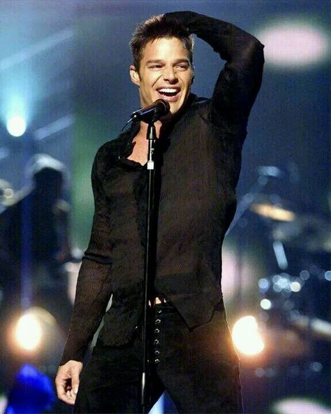 Ricky Martin 90s, Desert Chic, Fav Artist, Music Hits, Ricky Martin, Light My Fire, Special People, Movie Art, Pop Star