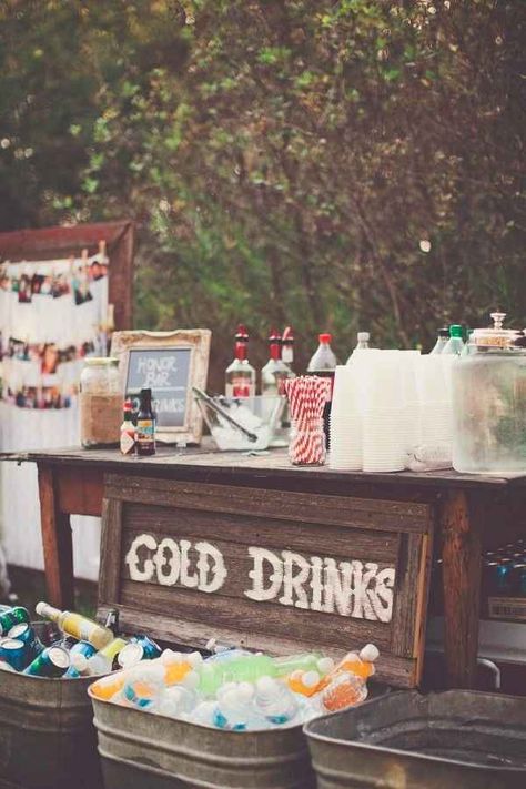 Creative ways to serve drinks for an outdoor wedding - Wedding reception - Forum Weddingwire.ca Wedding Drink Table, Backyard Bbq Wedding, Wedding Drink Bar, Bbq Wedding, Photos Booth, Diy Drinks, Drink Station, Wedding Drink, Drink Table