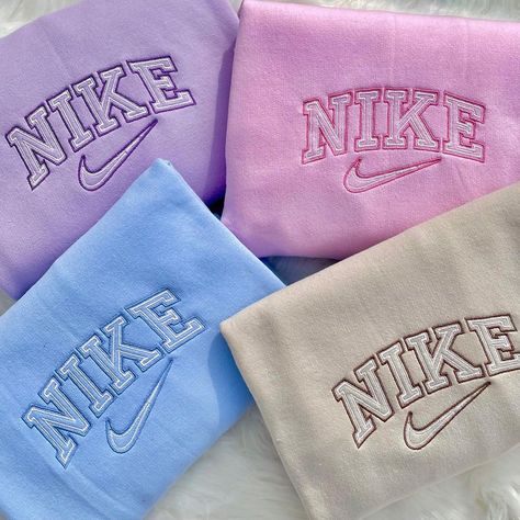 ANGEL CREATIONZ™ on Instagram: “1ST NIKE EMBROIDERY DROP IS LIVE!!!🥳🥳 Which color are you copping???💖💙🤎💜” Nike Vintage Crewneck, Sweatshirts Nike, Butterfly Crewneck, Vintage Nike Sweatshirt, Willow Smith, Cute Nike Outfits, Nike Crewneck, Nike Vintage, Nike Sweater