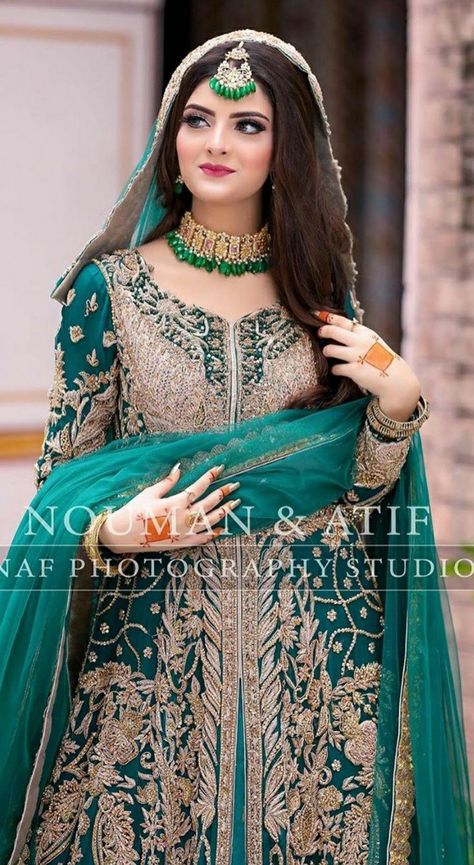 Muzna Masood Malik Bridal Look, Muzna Masood Malik, Pakistani Couple, Yu Gi Oh Cards, Hair Style On Saree, Mehndi Dresses, Pakistani Women Dresses, Pakistani Bridal Makeup, Red Bridal Dress