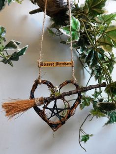 Samhain Decorations on Pinterest | Halloween Floral Arrangements ... Witches Cat, Witch Kitchen, Atrapasueños Diy, Wiccan Crafts, Wiccan Decor, Pagan Crafts, Samhain Halloween, Witch Diy, Witch Craft