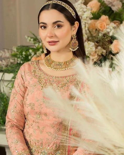 Hania Amir Smile Queen Haina Amir Bridal Look, Hania Amir Smile, Mehndi Function Dress, Fiza Ali, Engagement Looks, Function Dress, Hania Aamir, Mehndi Function, Hairstyles For Gowns