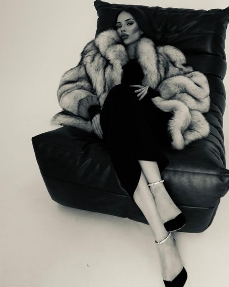 Mob Wife Photoshoot, Fur Coat Photoshoot Ideas, Fur Photoshoot Ideas, Dark Photoshoot Aesthetic, Fur Coat Photoshoot, Fur Coat Outfits, Black Fur Coat, Wife Style, Good Photo Editing Apps