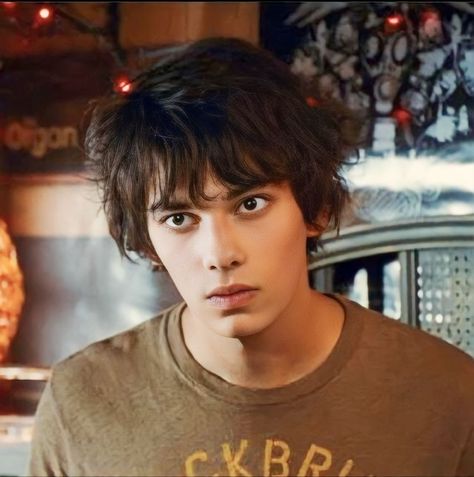 Rodrick Haircut, Guyliner 2000s, Young Devon Bostick, Roderick Heffley, Rodrick Rules, 90s Boys, Emo Hairstyle, Hot Emo Guy, Rodrick Heffley