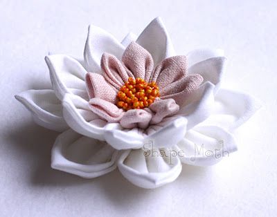 Fabric water lilies - tutorial  http://www.shape-moth.blogspot.com/2012/01/fabric-water-lilies-tutorial.html Fleurs Diy, Fabric Flower Tutorial, Kanzashi Flowers, Cloth Flowers, Fabric Flowers Diy, Flower Diy Crafts, Creation Couture, Fabric Flower, Fabric Ribbon