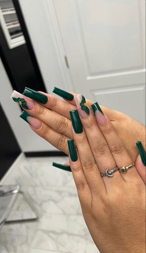 Emerald Green Nails Acrylic Coffin Prom, Green Cross Nails, Nails Acrylic Green And Black, Hot Green Nails, Hunter Green Nail Ideas, Emerald Green Acrylics, Emerald Green Nails Prom, Green And Gold Acrylic Nails, Esmeralda Nails