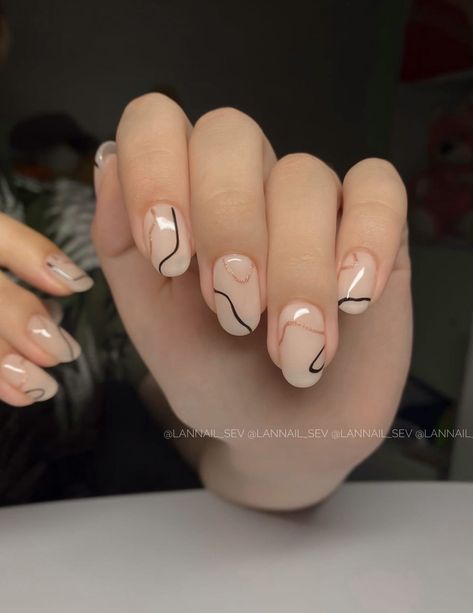 Short Line Art Nails, Gold Lines Nail Art, Cute Simple Nail Designs Classy Short, Geometric Line Nail Art, Black Fine Line Nail Art, Neutral Mail Art, Simple Nail Art Lines, Minimal Line Nail Art, Nail Art Line Designs