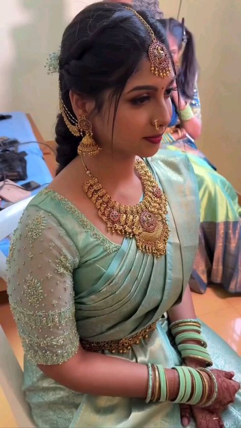 South Indian Reception Hairstyles, Blouse Designs For Muhurtham, Wedding Saree Hairstyles, South Indian Bride Hairstyle Muhurtham, South Indian Engagement Look, Engagement Hairstyles For Saree, South Indian Hairstyle, South Indian Wedding Hairstyles, Engagement Saree