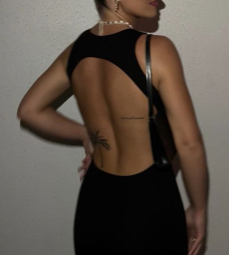 Center Of Back Tattoo Women, Tattoos Beachy, Mid Back Tattoo, Side Back Tattoos, Back Tattoo Placements, Tattoos Minimal, Beachy Tattoos, Small Back Tattoos, Minimal Tattoos