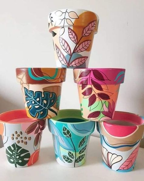 Plant Pot Design, Flower Pot Art, Terra Cotta Pot Crafts, Painted Pots Diy, Painted Plant Pots, Painted Clay Pots, Painted Terra Cotta Pots, Flower Pot Crafts, Pot Plants