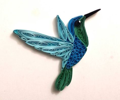 Paper quilled Hummingbird for a bookmark or charm. $12+shipping www.facebook.com/ivyartwork Quilled Hummingbird, Quilling Images, Quilling Butterfly, Diy Quilling Crafts, Neli Quilling, Quilling Animals, Paper Quilling Tutorial, Paper Quilling For Beginners, Paper Quilling Flowers