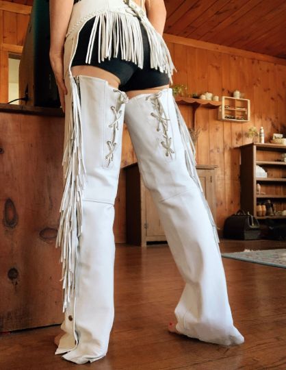 vintage white fringe leather chaps Chap Pants Outfit, Chaps With Fringe, Flashy Cowboy Outfit, Cowboy Chaps Outfit, Cowgirl Outfits Chaps, Assless Chaps Cowgirl Costume, Cowgirl Chaps Outfit, Leather Chaps Women, Chaps Outfit Women