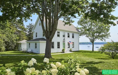 A Maine cottage home tour. With a passion for pieces from the past, see how the homeowners brought this 1863 Maine vacation cottage back to life! #vacationhome #summerhome #cottagedecoratingideas #coastaldecorating #coastalhome #seasidedecor #sff225 Maine Cottage Interiors, Cottages Interiors, Nantucket Style Homes, Perennial Gardens, Simple Cottage, Small Cottage Homes, Maine Cottage, Vacation Cottage, Colonial Exterior