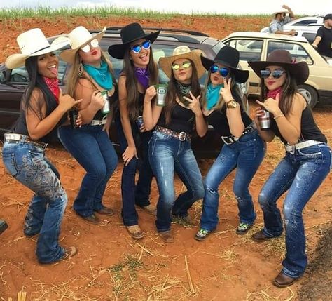 Country Western Outfits, Cute Cowgirl Outfits, Rodeo Girls, Persol Glasses, Cowgirl Style Outfits, Latina Outfits, Latina Fashion Outfits, Western Wear Outfits, Looks Country