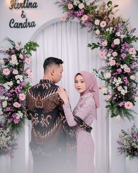 Jangan Lupa Klik dan Kunjungi Toko Aku ya . . . . #kebaya #lebaran2023 #gamis Foto Lamaran, Engagement Party Backdrop, Foto Wedding, Engagement Photography Poses, Wedding Photoshoot Props, Kebaya Modern, Hijab Wedding, Engagement Pictures Poses, Pre Wedding Poses