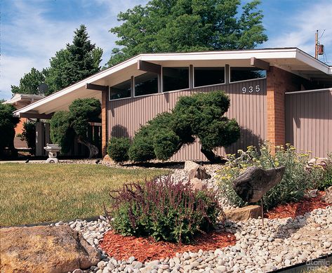 1970s Landscaping, Mcm Garden Design, Midcentury Modern Landscape Design, Mid Century Landscaping Front Yard, Mid Century Modern Landscape Front Yard, Mcm Backyard, Mcm Landscaping, Midcentury Landscaping, Midcentury Exterior