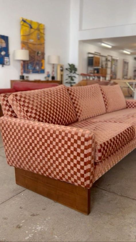 Checkered Fireplace, Checkered Furniture, Checkered Chair, Patterned Couch, Checkered Aesthetic, Checkered Decor, Designer Living Room, Living Room Cozy, Vintage Couch