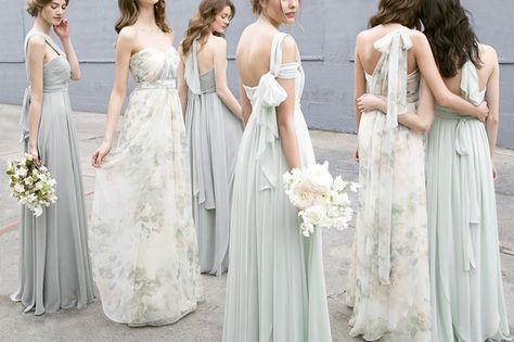 15 Stylish Chic Summer Bridesmaid Dresses Your Girls Will Love! Green Floral Bridesmaid Dresses, Green Floral Bridesmaid, Bridesmaid Frocks, Bridgerton Wedding, Real Outfits, Printed Bridesmaid Dresses, Modern Bridesmaid Dresses, Summer Bridesmaids, Modern Bridesmaid