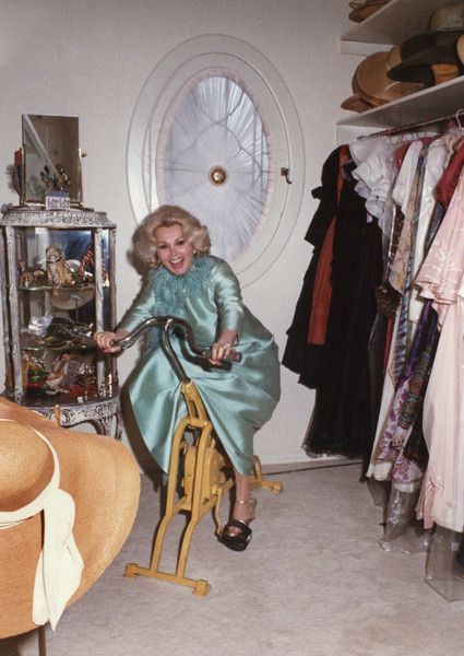 Zsa Zsa Gabor photographed by Wallace Seawell in her closet, 1974. Gabor Sisters, Glamor Photography, Eva Gabor, Zsa Zsa Gabor, Gorgeous Pics, Glam Aesthetic, Zsa Zsa, Her Closet, Feminine Women