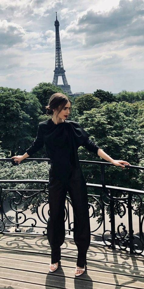 Emily In Paris Lily Collins, Jessica Alba Hair, Estilo Gossip Girl, Emily In Paris Outfits, Lily Collins Style, Patricia Field, European Girls, Paris Aesthetic, Emily In Paris