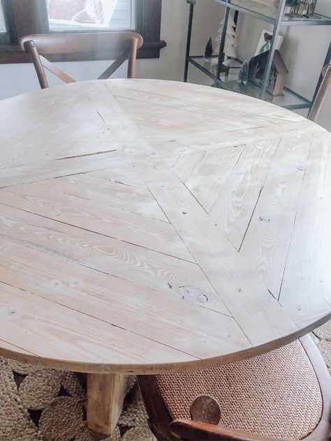 Round Table Bases Ideas, Round Table Ideas Diy, Build A Round Dining Table, Diy Circle Kitchen Table, Round Farmhouse Kitchen Table Diy, Pallet Round Table, Doy Round Dining Table, Circle Table Outdoor, Round Kitchen Table Ideas Modern