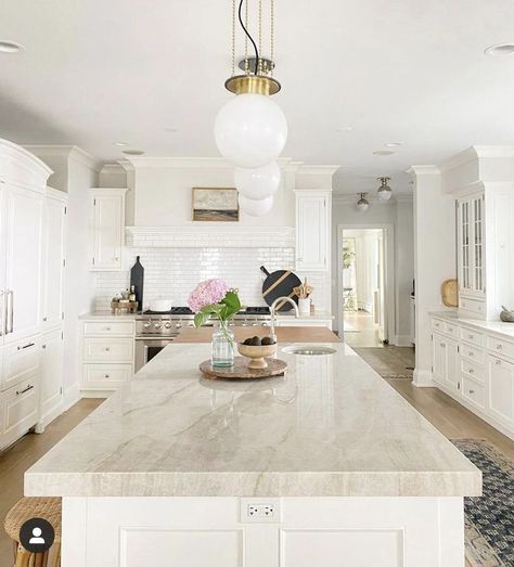 White Kitchen Beige Granite Countertops, Kitchen Island Centerpiece Ideas, Round Tray Decor, Painted Granite Countertops, Alternative Kitchen, Beige Granite, Kitchen Island Centerpiece, Grey Floating Shelves, Granite Kitchen Island