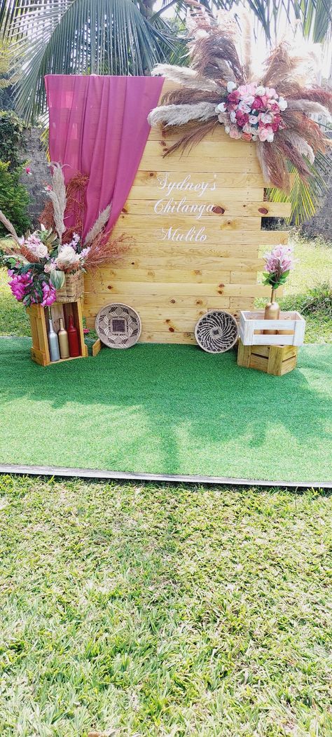 Photo booth decor Chilanga Mulilo Photo Booth, Ruracio Decor Ideas, Ruracio Decor, African Traditional Wedding Decoration, Chilanga Mulilo, Photo Booth Design, Coin Photo, Photo Backdrop Wedding, Farm Living