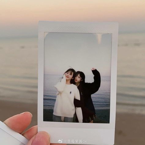 Poses With Polaroid Camera, Polaroid Photos Ideas, Cute Polaroid Pictures, Polaroid Pictures Ideas With Friends, Polaroid Ideas Poses Friend Pictures, Polaroid Poses, Polaroid Photos Friends, Polaroid Aesthetic Friends, Polaroid Pictures Ideas