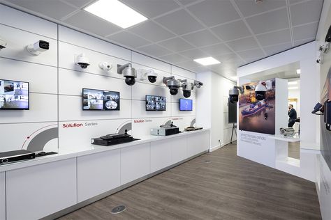 Cctv Display Showroom, Electronic Showroom Interior Design, Electronics Store Design, Mobile Shop Design, Small Office Design Interior, Sky Pool, Small Office Design, Cross Selling, Product Animation