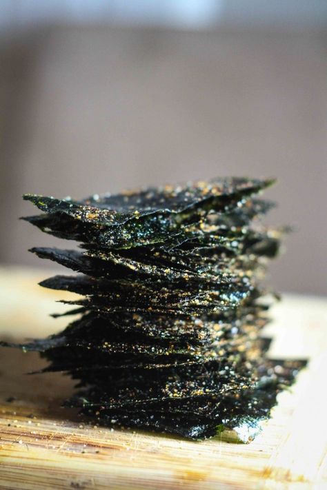 You won't believe how easy it is to make these Zesty Seaweed Chips at home. Sushi Nori Recipes, Nori Seaweed Recipes, Recipes With Seaweed, Black Vegetables, Seaweed Recipe, White Bread Sandwich, Ichiban Sushi, Seaweed Recipes, Seaweed Chips