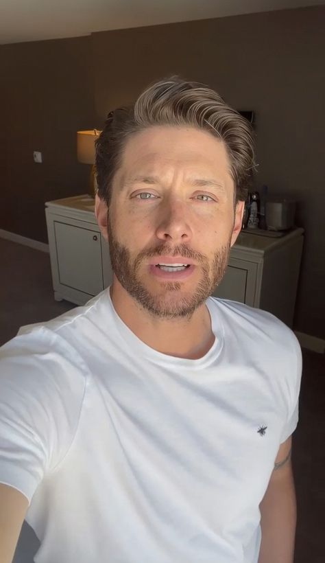 Jensen Ackles Selfie, Grape Emoji, Jesen Ackles, Jensen Ackles Supernatural, Supernatural Jensen, Supernatural Dean Winchester, Supernatural Dean, Odaiba, Chris Pine