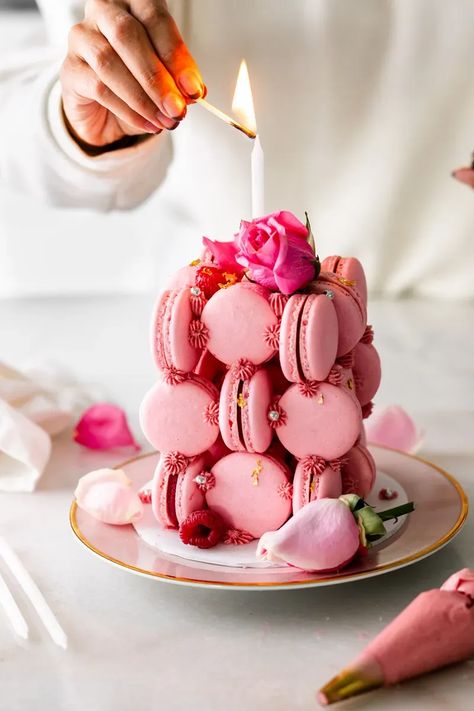 Mini Macaron Cake, Cake With Maccarone On Top, Macaroons Birthday Cake, Macarons Cake Ideas, Macarons Birthday Cake, Macaron Cake Ideas, Macaron Torte, Macaron Cube Cake, Macarons Torte