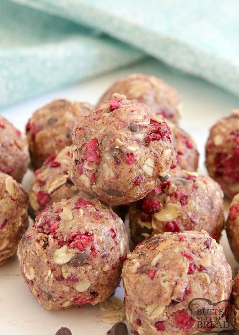 Chocolate Raspberry Protein Balls are simple, delicious, full of protein and can be made in just a few minutes! High protein snack recipe! Chocolate Raspberry Protein Balls, Freeze Dried Raspberries Recipes, Fruity Protein Balls, Fruit Protein Balls, Freeze Dried Strawberry Recipes Healthy Snacks, Valentines Protein Balls, Raspberry Protein Balls, Fruity Pebble Protein Balls, Berry Protein Balls