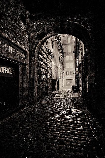 Crafted old streets / Setting.......................................................................................................................................____________________________________________________________________________________________________________________    Old town of Edinburgh, Scotland, Great Britain_ UK Dead Of Night, Foto Gif, Dark City, Scotland Uk, 다크 판타지, Old Street, Edinburgh Scotland, Dark Photography, City Aesthetic