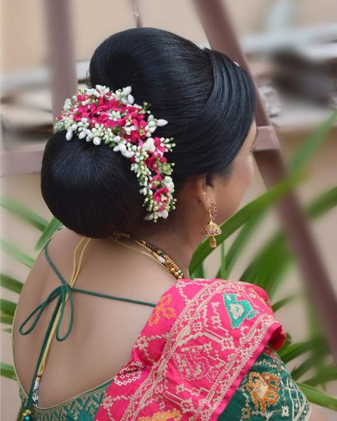 Burn Hairstyle For Indian Wedding, Bridal Amboda Hairstyle, Simple Hair Buns For Indian Wedding, Burn Hairstyle, Vana Rasam, Mom Hairdo, Marriage Hairstyles, Indian Floral Decor, Indian Wedding Dress Traditional