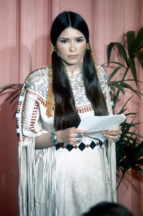 Sacheen Littlefeather, Native American Actress, Best Actor Oscar, Crazy Outfits, Marlon Brando, American Beauty, American Women, Best Actor, Powerful Women